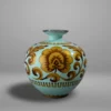 Vase en émail cloisonné à fond bleu clair, portant décor de frises géométriques et de motifs végétaux stylisés