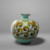 Vase en émail cloisonné à fond bleu clair, portant décor de frises géométriques et de motifs végétaux stylisés