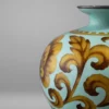 Détail d'un vase en émail cloisonné à fond bleu clair, portant décor de frises géométriques et de motifs végétaux stylisés