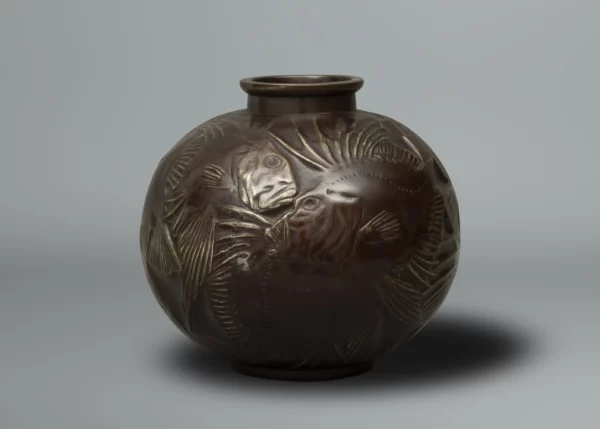 Vase en bronze à décor de poissons