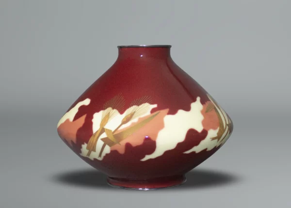 Vase en émail cloisonné à fond rouge d'Ando Jubei