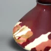 Vase en émail cloisonné à fond rouge d'Ando Jubei