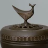détail d'un brûle encens en bronze par Takashi Kaishu
